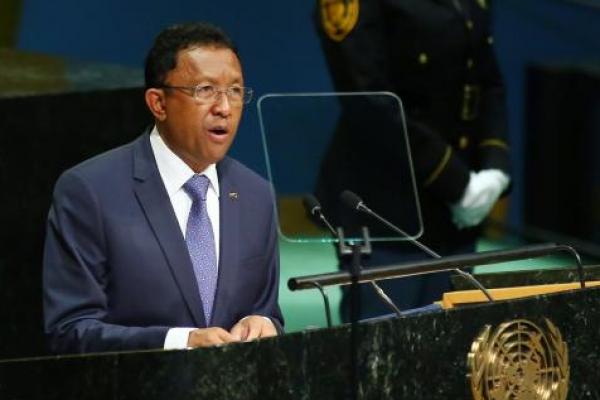 Presiden Madagaskar Hery Rajaonarimampianina meresmikan Christian Ntsay sebagai perdana menteri baru negara itu setelah Olivier Mahafaly mengundurkan diri