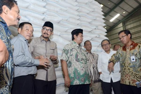 Tim Kunjungan Kerja Komisi IV DPR RI dipimpin Wakil Ketua Komisi Viva Yoga Mauladi mengapresiasi dan mengaku senang dengan ketersedian stok beras di wilayah Jawa Timur, yang cukup aman hingga 10 bulan ke depan.
