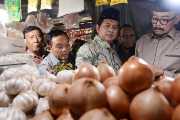Harga komoditas bawang putih yang naik drastis menjadi kisaran Rp28 ribu per kilogram, dari kisaran awal Rp20 ribu – Rp 21 ribu per kg di Jawa Timur, dinilai harga yang sangat tidak wajar oleh Wakil Ketua Komisi IV DPR RI Viva Yoga Mauladi.