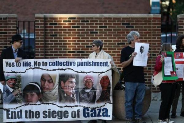 Aksi protes tersebut digelar di depan Sinagog Anshe Emet di daerah Lake View kota Chicago saat Duta Besar Israel untuk Washington, Ron Dermer, mengunjungi kota tersebut.