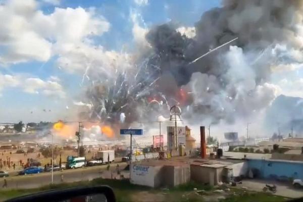 Sebuah gudang kembang api di Tultepec, Meksiko meledak pada Kamis (7/6).