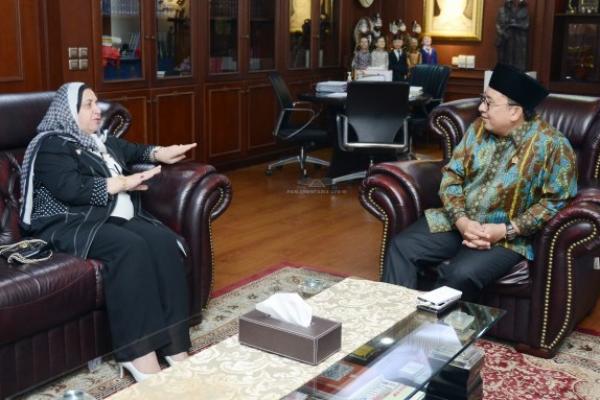 Wakil Ketua DPR RI Fadli Zon mendukung peningkatan hubungan kerja sama antara Indonesia dan Lebanon. Hal tersebut diungkapkannya usai menerima kunjungan Duta Besar Lebanon untuk Indonesia yang baru, Mona El Tannir.