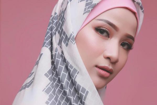 Apakah Anda sudah menyiapkan hijab saat Lebaran nanti, berikut tren hijab dari Desainer Barli Asmara.