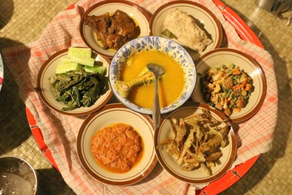 Makanan penuh santan yang lezat menjadi tradisi hidangan Lebaran di Indonesia, sebut saja rendang, gulai dan opor ayam.