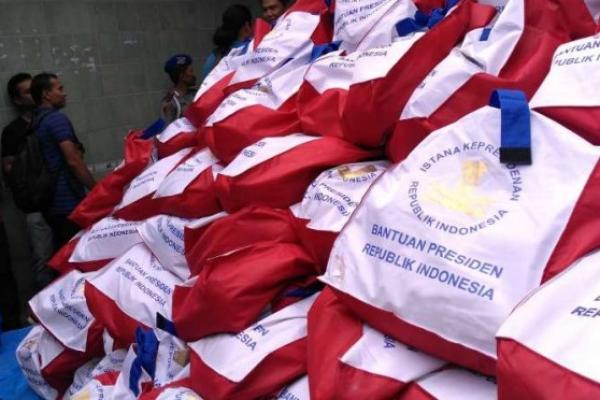 Presiden Jokowi kembali salurkan 1.200 paket sembako berserta sarung dan kurma bagi warga di Kelurahan Sindang Barang, Bogor, Jawa Barat, Selasa (12/6) malam.