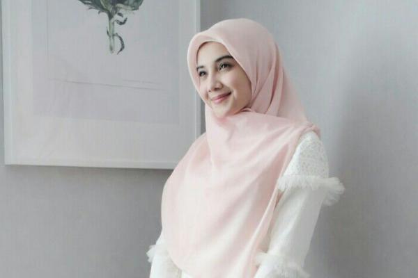 Beberapa waktu ini Zaskia Sungkar tampak sering mengenakan hijab syari dan jarang memakai celana panjang.
 