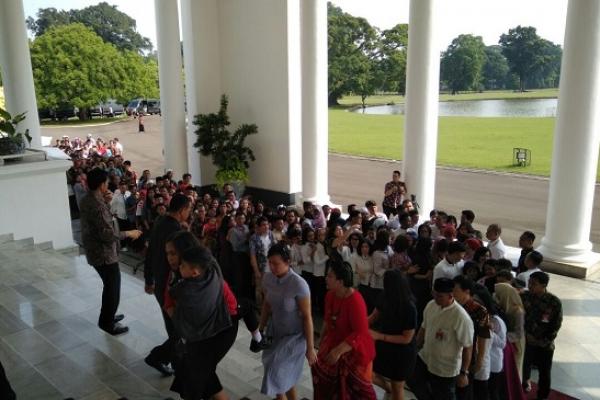 Ribuan masyarakat dari sejumlah kalangan memadati Istana Kepresidenan Bogor, Jawa Barat. Mereka datang untuk menghadiri acara halal bihalal bersama Presiden Jokowi.