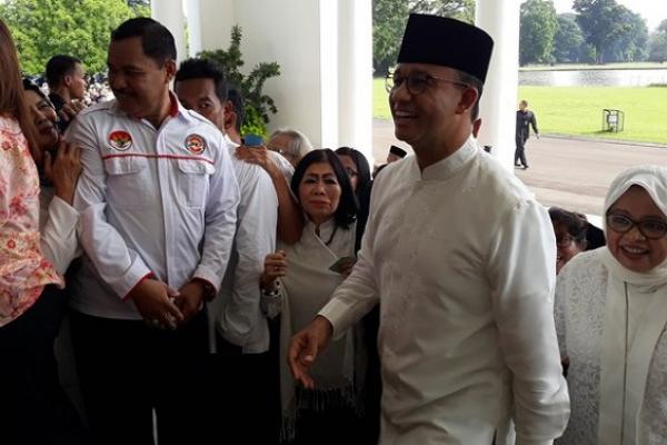 Presiden Jokowi menggelar halal bihalal di Istana Bogor. Ribuan warga dan pejabat negara serta sejumlah duta besar negara sahabat turut hadir dalam acara open house tersebut.