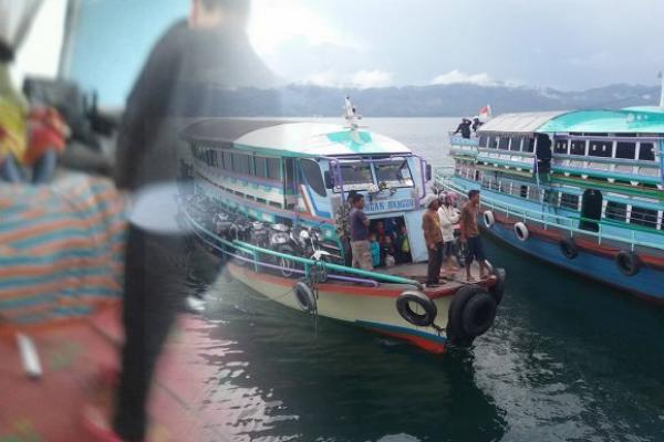 TNI dari Korp Marinir mengirim pasukan Tim SAR ke Danau Toba untuk membantu evakuasi pencarian korban hilang tenggelamnya KM Sinar Bangun.