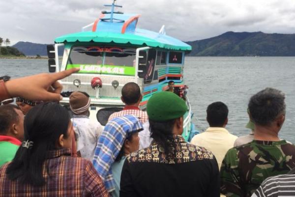 Keluarga korban memadati area Pelabuhan Tiga Ras Danau Toba melihat tim berputar-putar mencari korban.