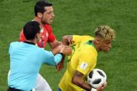Pele Kewalahan Bela Neymar