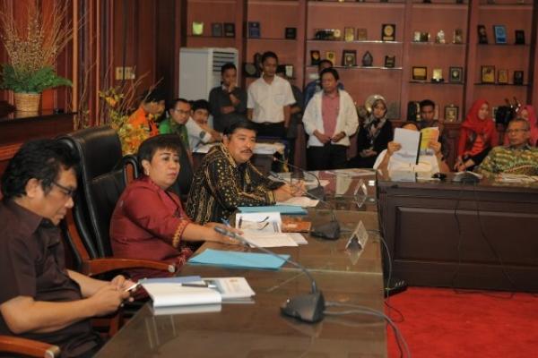 Komisi V DPR RI menyoroti pembangunan Bendungan Pelosika di Desa Asinua Jaya, Kecamatan Asinua, Kabupaten Konawe, Sulawesi Tenggara, yang kabarnya telah dicoret dari 14 proyek infrastruktur dalam daftar Proyek Strategis Nasional (PSN) oleh Presiden Joko Widodo.