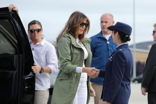 Melania Trump dikritik karena mengenakan jaket dalam perjalanan resmi ke Texas yang berbunyi, 