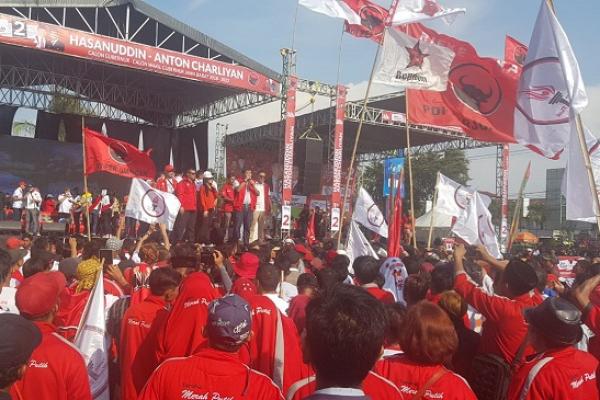Ribuan kader Taruna Merah Putih (TMP) ikut meramaikan kampanye terakhir pasangan calon gubernur dan wakil gubernur TB. Hasanuddin-Anton Charliyan.