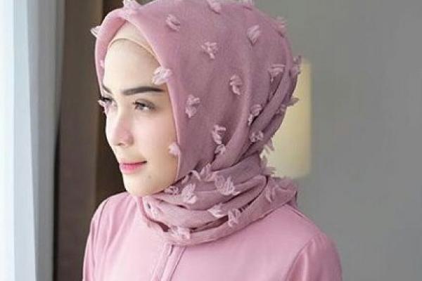 Agar tidak salah pilih gaya, penting bagi Anda mengenal jenis bahan yang dikenakan untuk tampilan gaya hijab Anda.