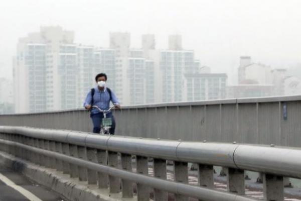 Otoritas cuaca Korea Selatan menyarankan orang-orangnya menahan diri untuk pergi keluar di hari-hari dengan tingkat polutan udara konsentrasi tinggi.