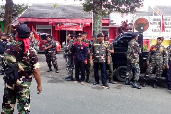 Puluhan anggota Barisan Anshor Serbaguna (Banser) Nahdlatul Ulama (NU) bersama Front Pembela Islam (FPI) menggeruduk kantor PDI Perjuangan, Banyumas, Jawa Tengah.