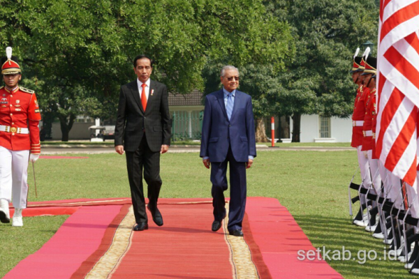 PM Mahathir mengatakan bahwa Malaysia juga menghadapi masalah sama dalam industri tersebut.