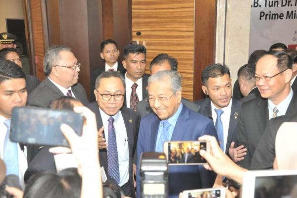 Ketua MPR RI menghadiri pertemuan Indonesia Malaysia Busines Council (IMBC) dengan agenda utama diskusi bersama Perdana Menteri Malaysia Dr. Mahathir Bin Mohamad. 