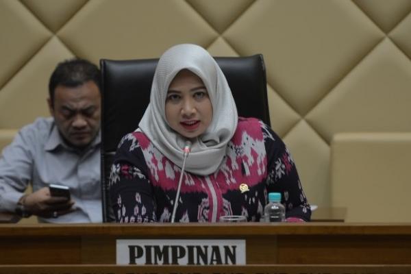 Wakil Ketua Komisi IX DPR RI, Nihayatul Wafiroh melayangkan protes keras atas keputusan pemerintah mewajibkan pelaku perjalanan domestik atau penumpang pesawat udara untuk menyertakan hasil pemeriksaan negatif Covid-19 dengan skema PCR.