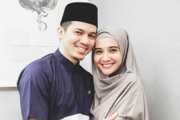 Menjalani mahligai pernikahan di usia ke delapan tahun ternyata justru membuat pasangan selebritis Irwansyah dan Zaskia Sungkar kian romantis.