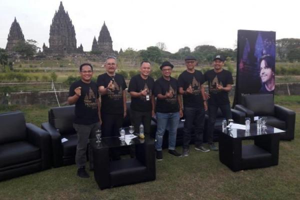 Komposer dunia Yanni akan hadir di Yogyakarta, untuk konser yang digelar di Candi Prambanan. Bagaimana meyakinkan Yanni untuk datang ke Indonesia?