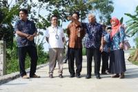 Pimpinan DPR Salurkan Bantuan Pembangunan Jalan Desa