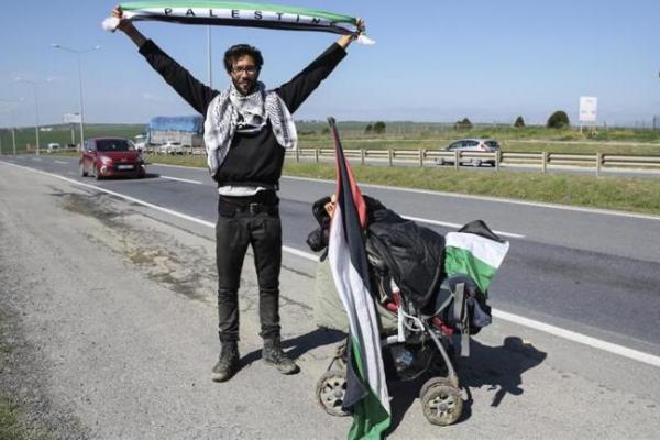 Pemuda berusia 25 tahun itu memulai perjalanannya ke Palestina dengan berjalan kaki dari Swedia 11 bulan lalu