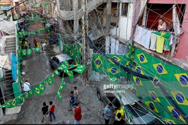 Di sudut pemukiman Syiah yang terletak di Kota Beirut, Lebanon, sekelompok warga berkaus kuning ala tim nasional Brasil berkerumun.