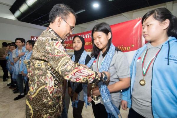 Sebanyak 12 siswa SD yang mewakili Indonesia membawa pulang dua emas, dua perak, dan enam perunggu