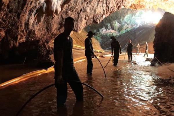 Empat bocah laki-laki kembali dapat ditarik dari sebuah gua yang dalam di Thailand Senin malam
