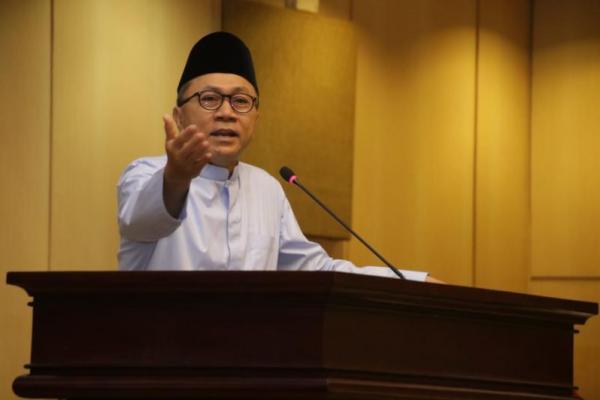 Menurut Zulkifli Hasan, pelayanan haji Indonesia masih kalah dengan Malaysia. Selain itu, masih ada penyelenggara haji dan umroh yang menyimpang