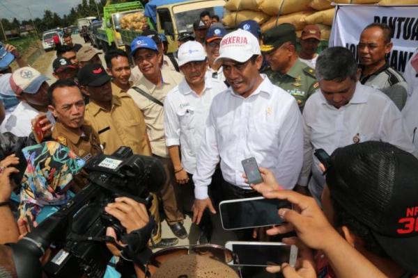 Menteri yang dijuluki Bapak Jagung itu mengatakan, stok beras saat ini sekitar 1,8 juta ton berada di Gudang Bulog.