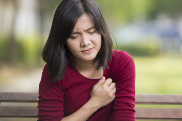 Tahukah Anda jika dada merasakan nyeri tak biasa kemungkinan Anda mengalami masalah pada jantung?