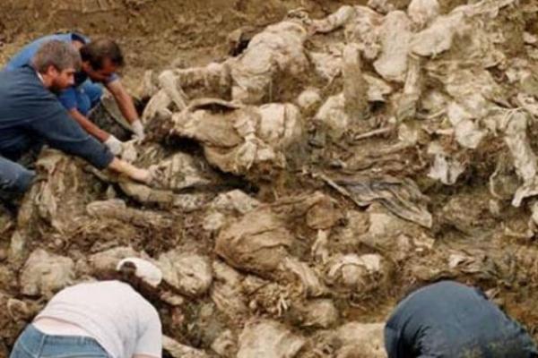 Setiap 11 Juli, jasad korban genosida yang baru diidentifikasi dimakamkan di Potocari Memorial Centre, Bosnia Timur