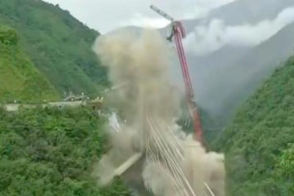 Otoritas Kolombia menghancurkan jembatan yang belum selesai setelah sebagian runtuh selama konstruksi awal tahun ini