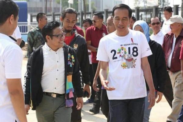 Presiden Jokowi bersama Ketua Umum Partai Kebangkitan Bangsa (PKB) Muhaimin Iskandar (Cak Imin) tampak mesra di Jaka BAring, Palembang, Sabtu (14/7).