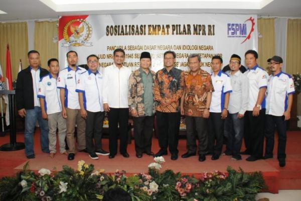 Wakil Ketua MPR RI, Dr. Hidayat Nur Wahid, MA saat membuka Sosialisasi Empat Pilar MPR RI bagi kalangan pekerja, bekerjasama dengan Federasi Serikat Pekerja Metal Indonesia (FSPMI) se-Tangerang Raya 