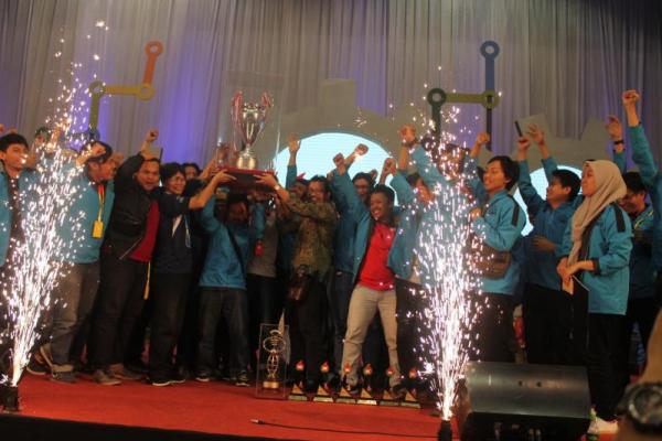 Tim Robotik Institut Teknologi Sepuluh Nopember (ITS) Surabaya dikukuhkan sebagai juara umum dalam Kontes Robot Indonesia (KRI)