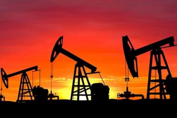 Sanksi AS yang diperbarui kepada eksportir ketiga terbesar OPEC, Iran, resmi berlaku pada Senin.