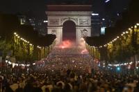 Fans Prancis Padati Menara Eiffel Jelang Final