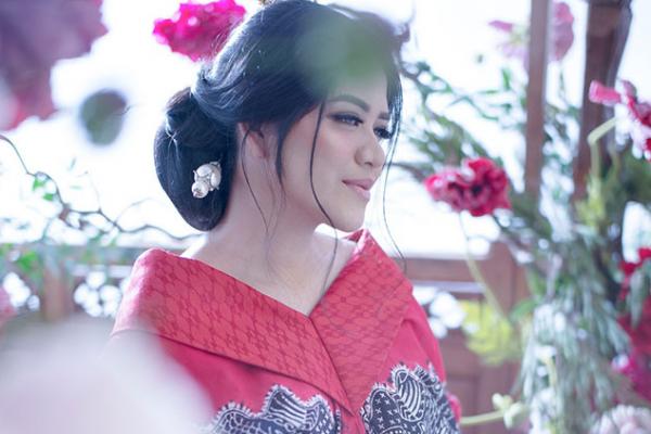 Berbalut batik model kimono bewarna merah bata dan monochrome, penampilan Kahiyang Ayu lebih dari sekadar ayu.
