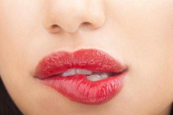 Sering pakai lipstik atau musim yang lembab membuat bibir cepat kering atau pecah-pecah, bagaimana solusinya?