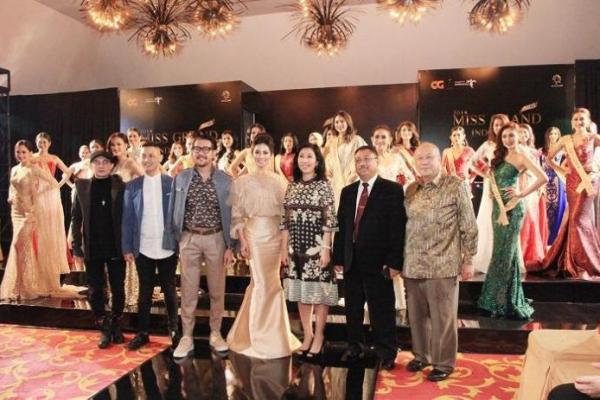 tiga puluh finalis Miss Grand Indonesia tampil cantik dengan kostum dari daerahnya masing-masing.