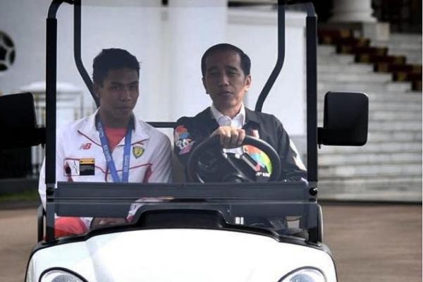 Sekali lagi Presiden Jokowi menyatakan kebanggaannya atas prestasi yang diraih Zohri.
