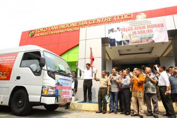 Kementan menyiapkan 100 truk pick up telur ayam atau sebanyak 100 ton yang diperoleh langsung dari peternak Jawa Barat, Jawa Tengah dan Banten.