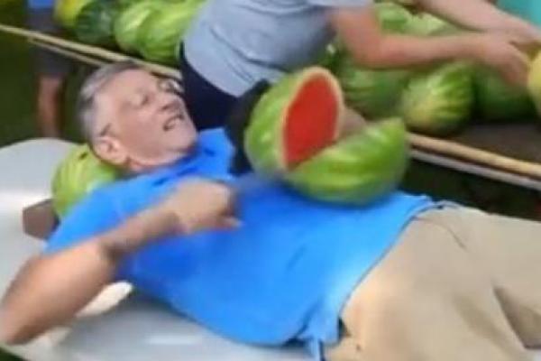 Furman berhasil memotong 26 buah melon dalam satu menit, membuatnya menjadi pria pertama di dunia yang melakukan hal gila tersebut.