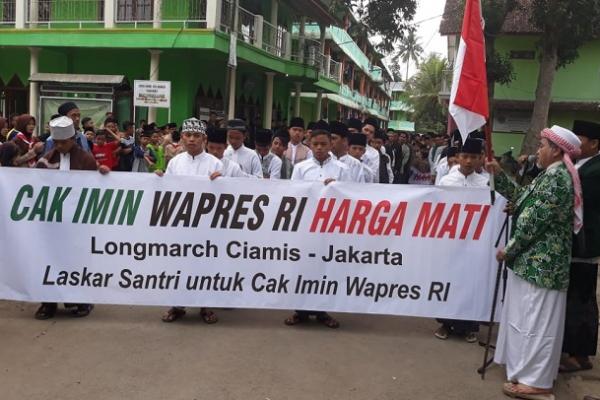 Sekitar 3.000 orang gabungan santri, ormas termasuk organisasi sayap Nahdatul Ulama (NU) melakukan aksi jalan kaki ke Jakarta.