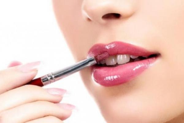 Anda tidak suka dengan tekstur dan hasil akhir lip balm atau lip gloss pada bibir? Sekarang bisa coba lip oil yang lagi tren.