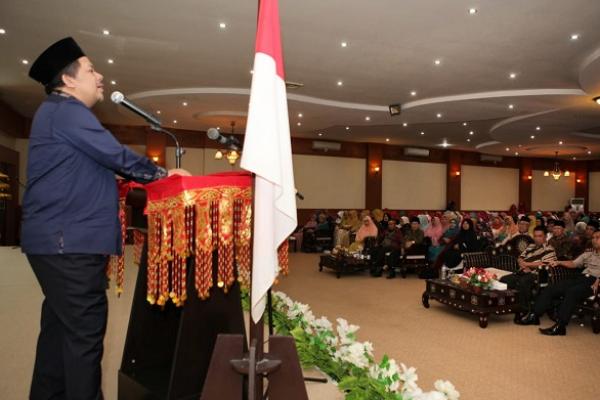 Wakil Ketua DPR Fahri Hamzah dikenal sebagai sosok yang kerap malayangkan kritikan kepada pemerintahan Presiden Jokowi. Apa yang menjadi alasan Fahri suka mengkritisi pemerintahan Jokowi?
